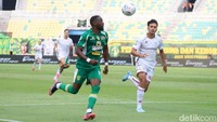Pertahanan Persebaya akhirnya bobol perlawanan Garudayaksa lewat kaki Hamra Hehanussa. Skor 1-1.