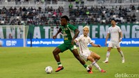 Gledson Paixao terus mencoba menciptkan gol. Namun sayang upaya mereka mampu diredam pertahanan Garudayaksa.