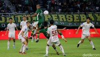 Alex Martins dan Ramadhan Sananta mencoba membuat peluang. Namun lagi-lagi upaya mereka masih gagal.