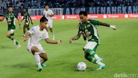Duel Persebaya vs Garudayaksa tersaji di Stadion Gelora Bung Tomo (GBT), Sabtu (19/9). Pertandingan dipimpin wasit Sance Lawita.