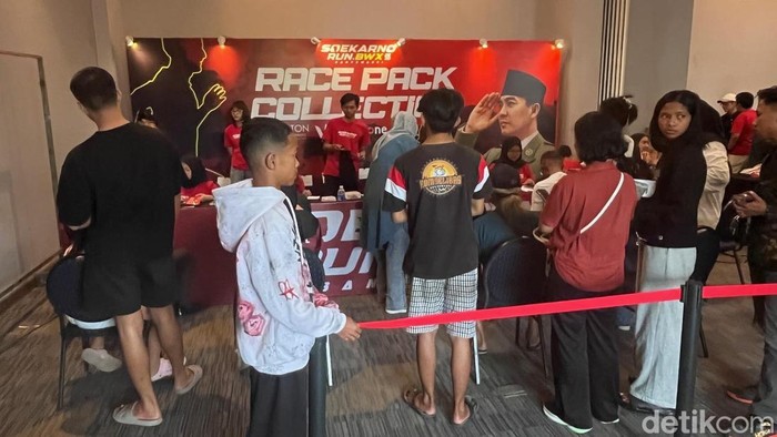 Peserta Soekarno Run BWX mengambil jersei dan perlengkapan lainnya di booth daftar ulang.