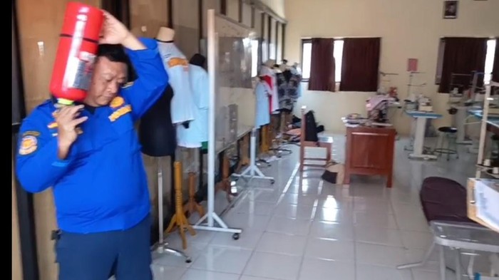 Petugas damkar mengecek apar di SMKN 2 Ponorogo.