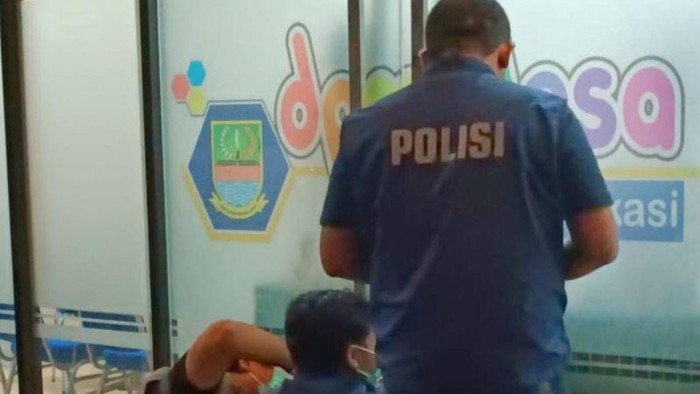 Polisi membuka gembok di ruang Bupati Bekasi (dok ANTARA)