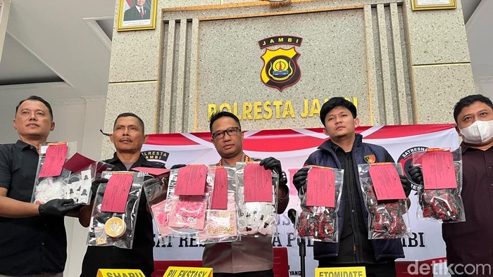 Polisi menunjukkan barang bukti narkoba dari penangkapan bandar dan pengedar di Jambi