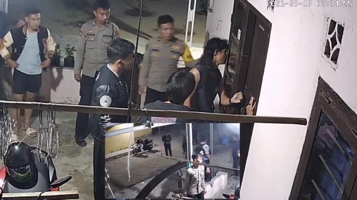 Polisi saat mendatangi rumah korban karena disandera pacarnya