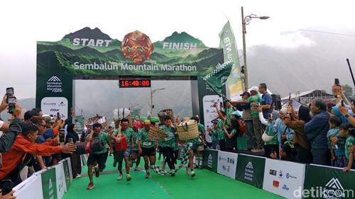 Puluhan porter mengikuti ajang lari lintas alam di Sembalun Mountain Marathon Festival, Sembalun, Lombok Timur, NTB, Sabtu (19/9/2026).