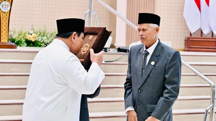 Prabowo Dapat Mushaf Al-Quran dan Buku