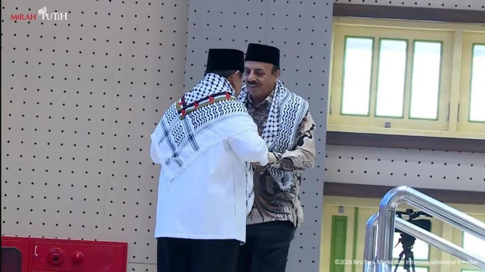 Presiden Prabowo Subianto dikalungi sorban Palestina oleh Dubes Palestina