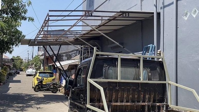 Proses pembongkaran kanopi warga yang menjulang ke jalan hingga menghambat Damkar Makassar.