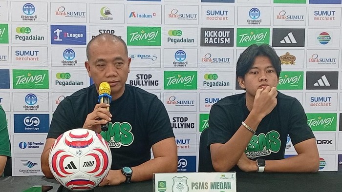 Pelatih Eko Purdjianto (kiri) dan pemain PSMS Rizdjar Nurviat