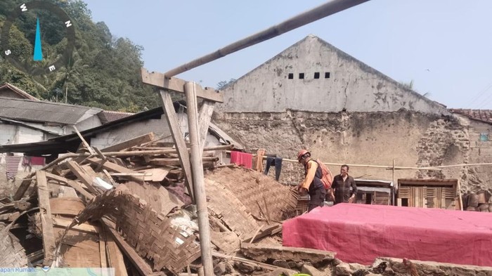 Rumah warga di Bogor, roboh akibat hujan dan angin kencang.