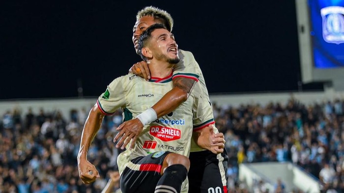 Striker Persela, Jacinto Cabral, melakukan selebrasi usai mencetak gol ke gawang Persiba Balikpapan
