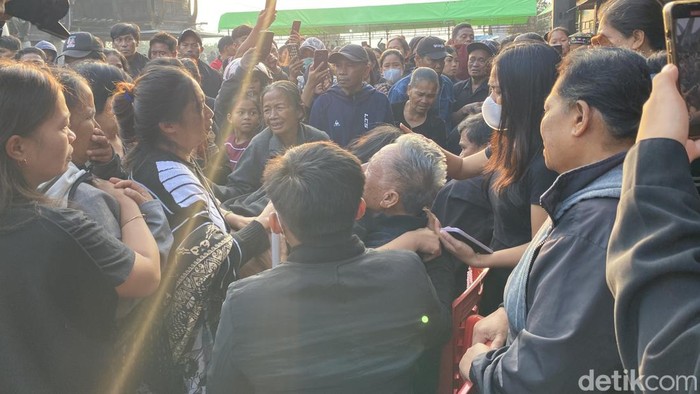 Suasana saat jenazah Aris Sanda korban pembunuhan OPM tiba di Toraja Utara.