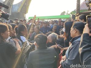 Jenazah Sopir Dibunuh OPM Tiba di Toraja, Keluarga Histeris