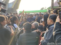 Duka Keluarga-Warga Papua akan Kematian Aris Sanda Dibunuh OPM