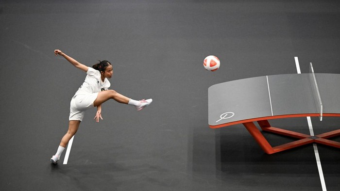 Atlet teqball putri Indonesia Sumaya melakukan servis ke arah atlet teqball putri India Quimcy Dsouza pada pertandingan semifinal tunggal putri teqball Asian Games Aichi-Nagoya 2026 di Nagoya City Higashi Sports Center, Aichi, Jepang, Sabtu (19/9/2026). Sumaya memastikan diri lolos ke partai final teqball tunggal putri usai menang rubber set (7-12, 12-9 dan 12-7). ANTARA FOTO/Fauzan/wsj.