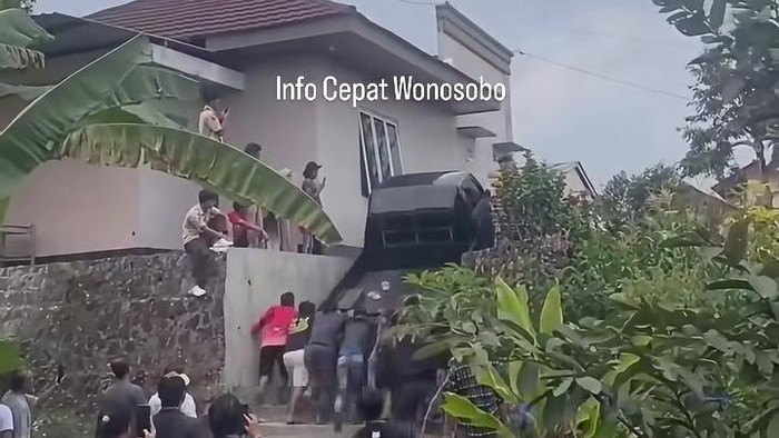 Tangkapan layar video warga mengevakuasi pikap nyasar di Wonosobo, Jumat (18/9/2026).