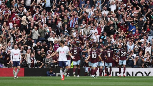 Soccer Football - Premier League - Tottenham Hotspur v Aston Villa - Tottenham Hotspur Stadium, London, Britain - September 19, 2026 Aston Villas Johan Manzambi celebrates scoring their first goal with teammates Action Images via Reuters/Paul Childs EDITORIAL USE ONLY. NO USE WITH UNAUTHORIZED AUDIO, VIDEO, DATA, FIXTURE LISTS, CLUB/LEAGUE LOGOS OR LIVE SERVICES. ONLINE IN-MATCH USE LIMITED TO 120 IMAGES, NO VIDEO EMULATION. NO USE IN BETTING, GAMES OR SINGLE CLUB/LEAGUE/PLAYER PUBLICATIONS. PLEASE CONTACT YOUR ACCOUNT REPRESENTATIVE FOR FURTHER DETAILS..