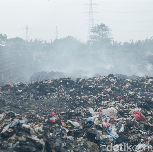 TPA Ilegal di Babelan Terbakar, Asap Tebal Ganggu Warga
