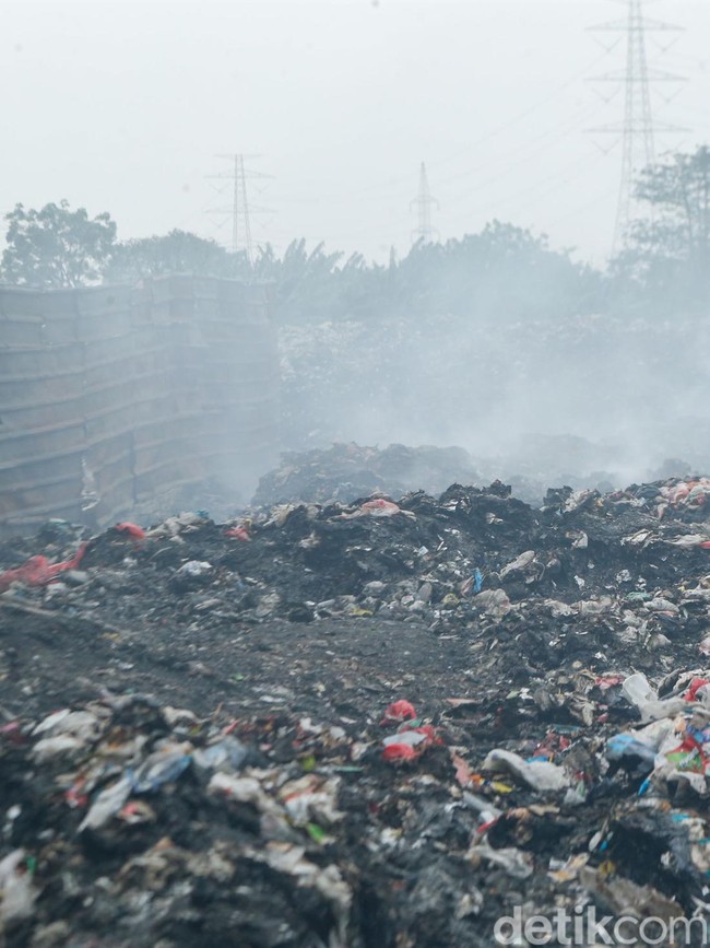 TPA Ilegal di Babelan Terbakar, Asap Tebal Ganggu Warga