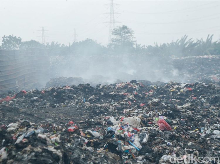TPA Ilegal di Babelan Terbakar, Asap Tebal Ganggu Warga