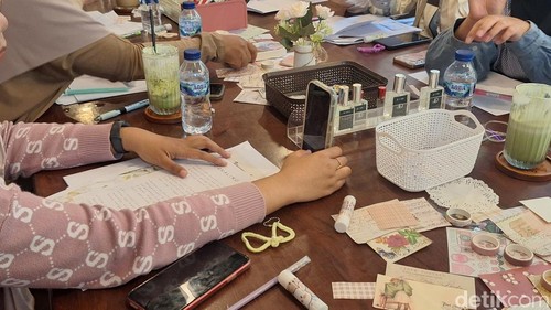 Suasana aktivitas journaling di salah satu kafe di Kota Mataram, Sabtu (19/9/2026).