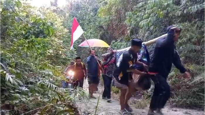 Wanita muda bernama Salmawati (17) terpaksa menjalani persalinan darurat di rumah warga setelah ditandu sejauh 6 kilometer menuju Puskesmas di Mamasa.