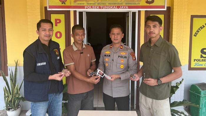 Warga Muba menyerahkan senpira dan amunisi polisi