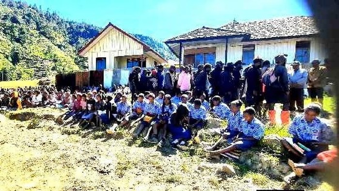 Warna Palimo, Wamena di Jayawajiwaya, Papua Pegudungan  menggelar doa bersama atas kematian Aris Sanda yang dibunuh OPM.