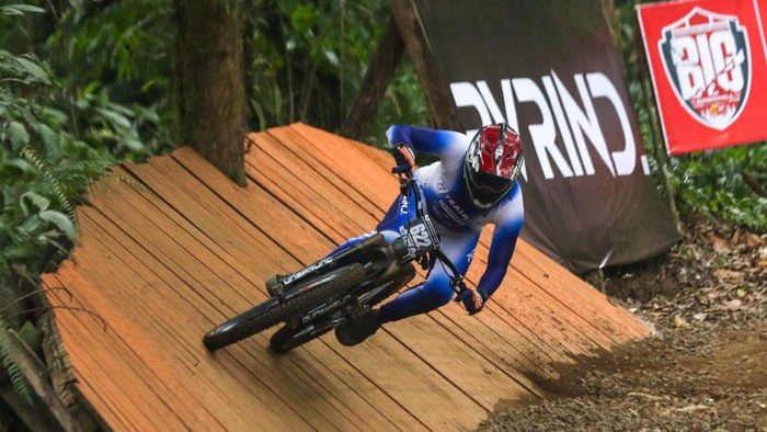 Pembalap Btraining Afrizal memacu sepedanya pada Kejuaraan Banyuwangi Ijen Geopark (BIG) 2026 di Gantasan Bike Park, Licin, Banyuwangi, Jawa Timur, Minggu (20/9/2026). Kejuaraan yang masuk kalender Union Cycliste Internationale (UCI) tersebut diikuti