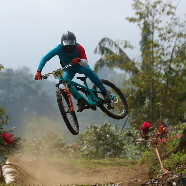 Aksi Sengit Pebalap di Gantasan Bike Park Banyuwangi