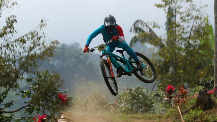 Aksi Sengit Pebalap di Gantasan Bike Park Banyuwangi