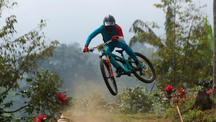 Pembalap Yeti Tribe Indonesia Racing Team Maliq Putu Putra Arung melakukan aksi melompat pada Kejuaraan Banyuwangi Ijen Geopark (BIG) 2026 di Gantasan Bike Park, Licin, Banyuwangi, Jawa Timur, Minggu (20/9/2026). Kejuaraan yang masuk kalender Union C