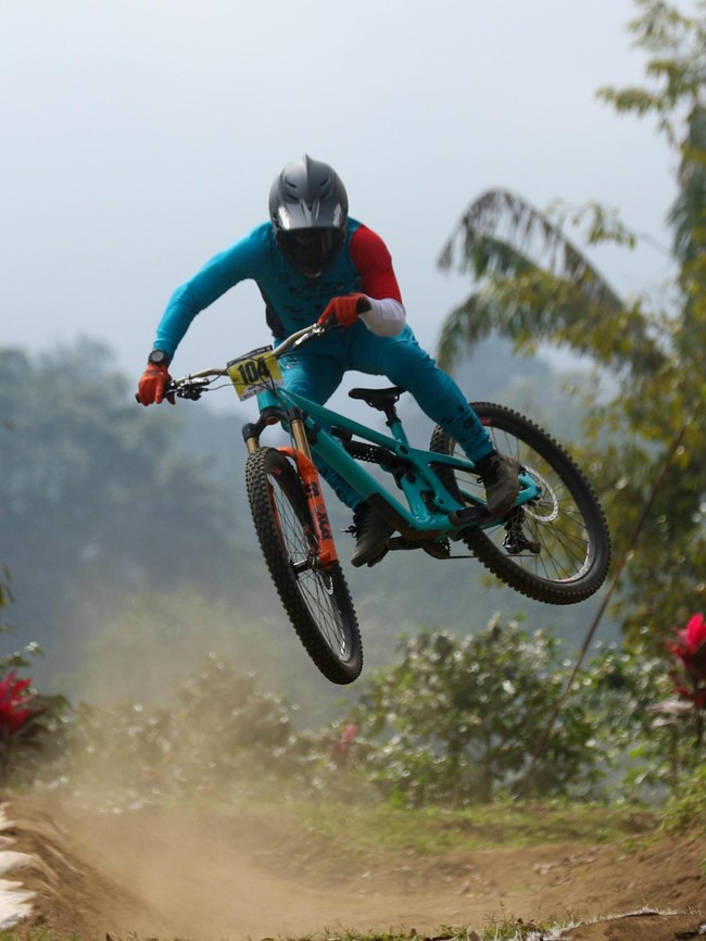 Aksi Sengit Pebalap di Gantasan Bike Park Banyuwangi