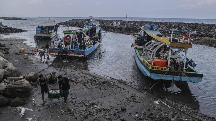 Nelayan menurunkan hasil tangkapan dari atas kapal seusai melaut di Kelurahan Rua, Ternate, Maluku Utara, Sabtu (19/9/2026). Kementerian Kelautan dan Perikanan (KKP) menargetkan modernisasi 950 kapal ikan berukuran 10 hingga 2.500 gross ton (GT) pada 2027 target yang merupakan bagian dari rencana KKP untuk memodernisasi 4.582 kapal hingga 2029 sebagai upaya mendukung operasional nelayan sekaligus memperkuat armada perikanan tangkap nasional. ANTARAFOTO/Andri Saputra/wsj.