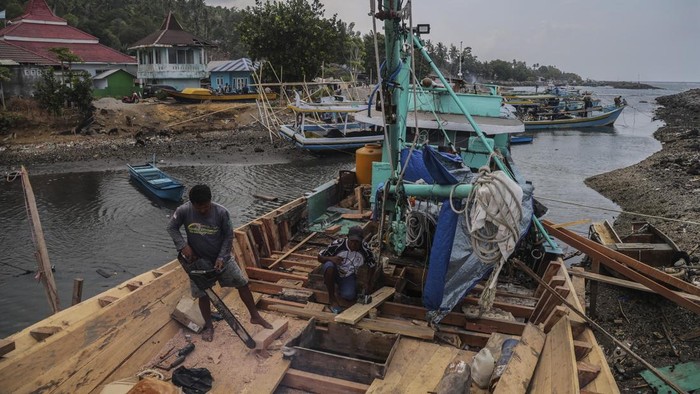 Nelayan menurunkan hasil tangkapan dari atas kapal seusai melaut di Kelurahan Rua, Ternate, Maluku Utara, Sabtu (19/9/2026). Kementerian Kelautan dan Perikanan (KKP) menargetkan modernisasi 950 kapal ikan berukuran 10 hingga 2.500 gross ton (GT) pada 2027 target yang merupakan bagian dari rencana KKP untuk memodernisasi 4.582 kapal hingga 2029 sebagai upaya mendukung operasional nelayan sekaligus memperkuat armada perikanan tangkap nasional. ANTARAFOTO/Andri Saputra/wsj.