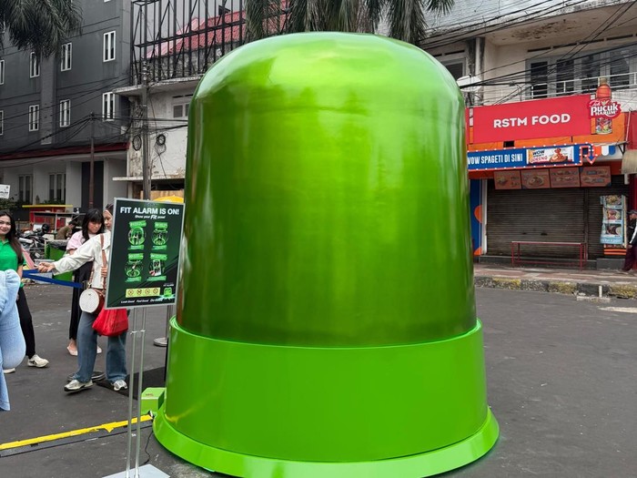 Alarm Hijau Raksasa Bikin Blok M Heboh, Ada Kejutan Apa?