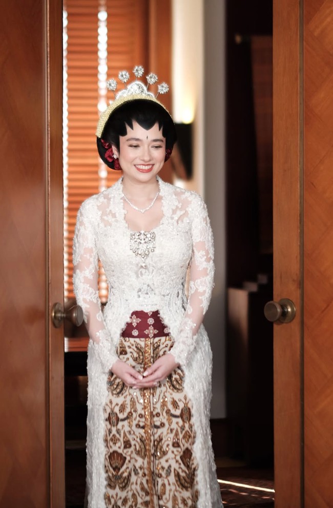 Amanda Rigby tampil cantik kenakan busana pengantin adat Jawa saat akad nikah dengan Andre Taulany. Ia tampil dengan kebaya putih dipadukan kain batik dengan dominasi warna krem, cokelat, dan marun. Foto: Instagram/@leoafandi_