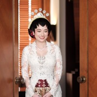 Amanda Rigby tampil cantik kenakan busana pengantin adat Jawa saat akad nikah dengan Andre Taulany. Ia tampil dengan kebaya putih dipadukan kain batik dengan dominasi warna krem, cokelat, dan marun. Foto: Instagram/@leoafandi_