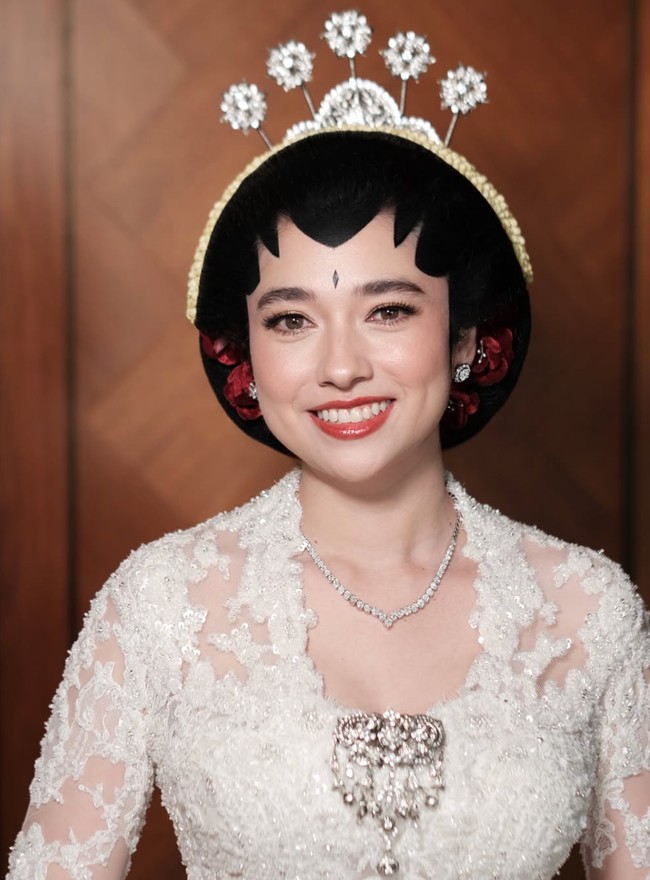 Tampil jadi pengantin Jawa, Amanda anggun dengan sanggul lengkap dengan paes yang menghiasi dahinya. Ia juga mengenakan hiasan kepala khas wanita Jawa. Foto: Instagram/@leoafandi_
