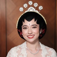 Tampil jadi pengantin Jawa, Amanda anggun dengan sanggul lengkap dengan paes yang menghiasi dahinya. Ia juga mengenakan hiasan kepala khas wanita Jawa. Foto: Instagram/@leoafandi_