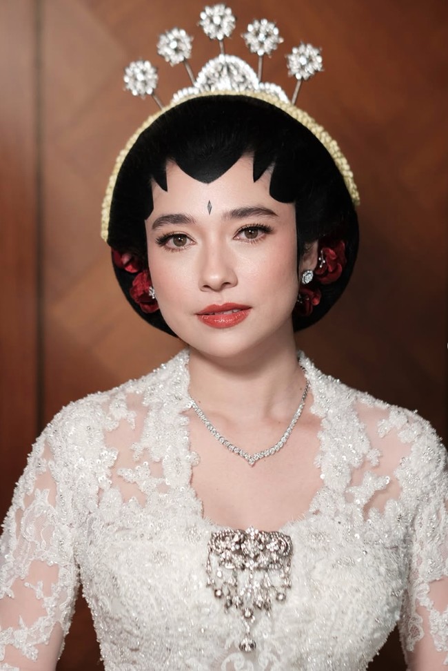 Melengkapi penampilannya, Amanda juga mengenakan beberapa perhiasan seperti sepasang antin dan kalung berlian berwarna silver. Foto: Instagram/@leoafandi_
