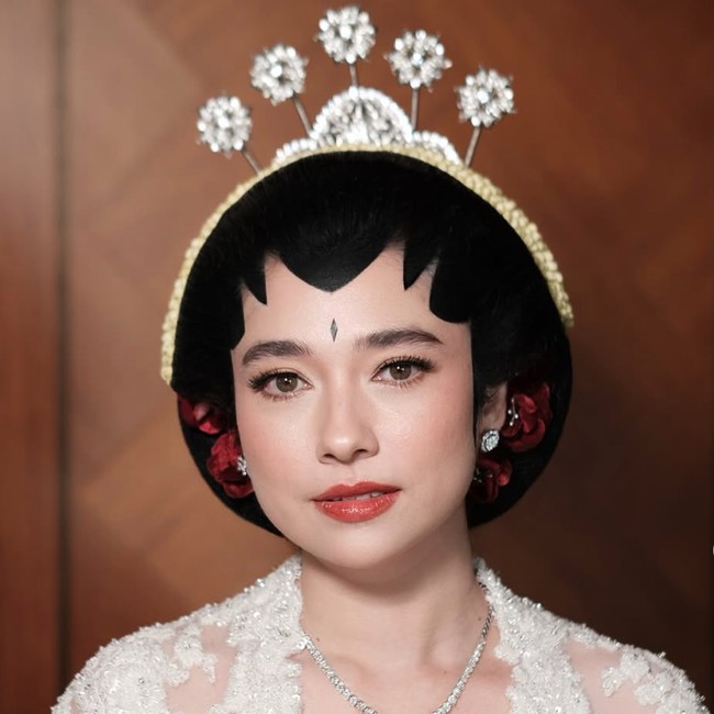 Pesona Amanda Rigby Jadi Pengantin Jawa Berpaes saat Dinikahi Andre Taulany