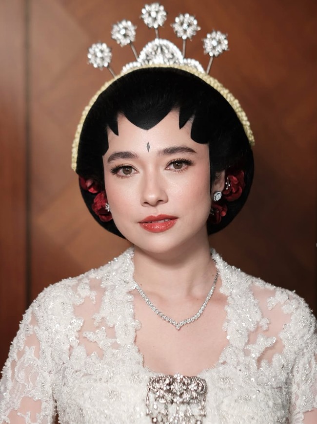 Pesona Amanda Rigby Jadi Pengantin Jawa Berpaes saat Dinikahi Andre Taulany
