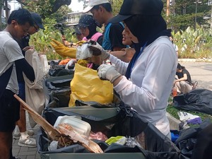 World Clean Up Day 2026, Anak-anak Muda Ikut Sisir Sampah di CFD Jakarta
