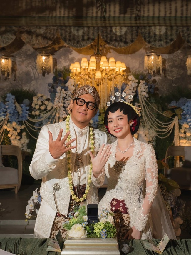 Artis Amanda Rigby resmi dinikahi oleh aktor sekaligus pembawa acara Andre Taulany pada Minggu (20/9/26). Prosesi akad nikah berlangsung secara intim dengan hanya disaksikan oleh keluarga dan kerabat dekat. Foto: Instagram @andreastaulany (Foto dan video @derai.studio)