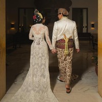 Kebaya Amanda Rigby hadir dengan ekor panjang yang dramatis. Seluruh permukaan belakang kebaya dilapisi brokat dan payet putih bernuansa klasik. Foto: Instagram @andreastaulany (Foto dan video @derai.studio)