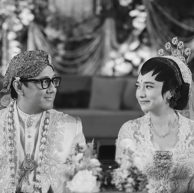 Senyum Bahagia Andre Taulany dan Amanda Rigby Usai Resmi Menikah