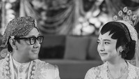 Andre Taulany membagikan momen akad nikahnya dengan Amanda Rigby. Andre mengucap syukur prosesi ijab kabul berjalan lancar. Foto: Instagram @andreastaulany (Foto dan video @derai.studio)