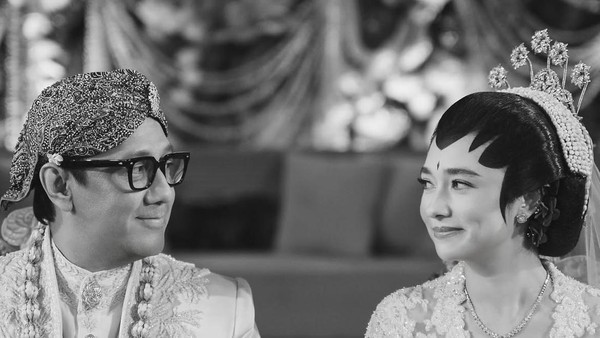 Senyum Bahagia Andre Taulany dan Amanda Rigby Usai Resmi Menikah
